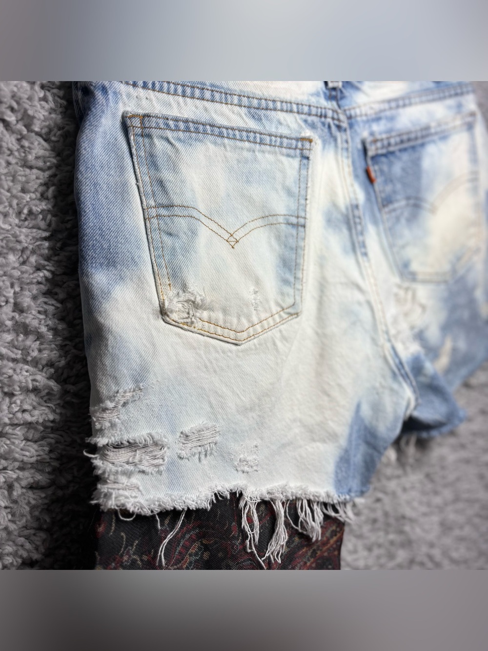 VINTAGE LEVIS Womens 6 Distressed Reworked Raw Holes Party Thrashed Festival Cor - Picture 7 of 8
